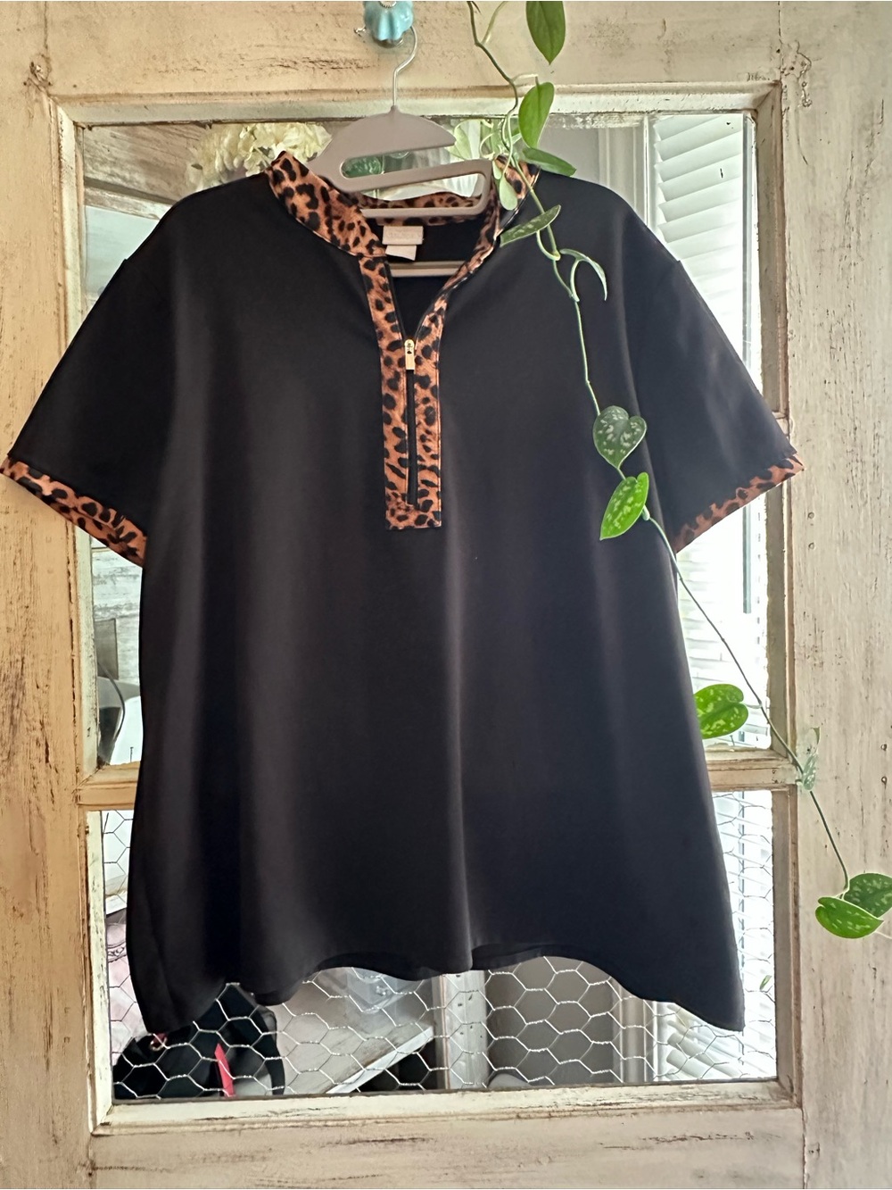 (A36)Chico's zenergy | Black Short Sleeve Top with Leopard Trim